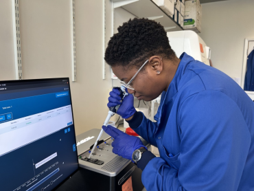 IOI DPhil student Chy Akpulu preparing samples for analysis in the lab at IOI