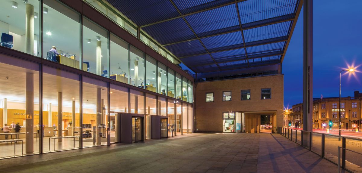 Image of the entrance of Saïd Business School lit up at night